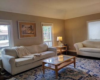 Charming and spacious 3 bedrooms and 2 baths home on a peaceful Street - Stockton - Living room