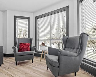 Beautifully renovated 1800 SF home where modern amenities meet classic style . - Springdale - Sala de estar