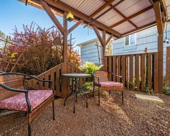 Cozy Lake Stevens Cottage - Lake Stevens - Patio