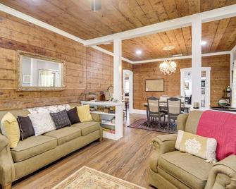 1925 Craftsman Bungalow - 1 Mi to Dtwn Waxahachie! - Waxahachie - Huiskamer