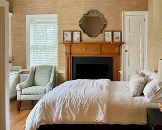 Private 17-acre Estate Trimble Historic House & Gardens with Incredible Views - Mechanicsburg - Bedroom