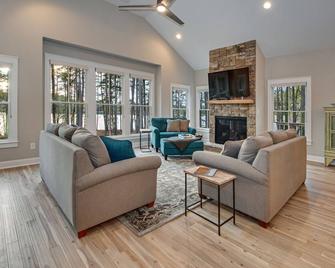 Jaw-dropping Panoramas! LakePoint @ Lanier Minutes to Margaritaville, 4 bedrooms - Buford - Huiskamer