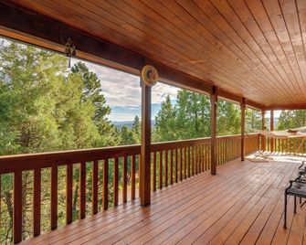 Alton Cabin with Deck about 2 Mi to Dixie Natl Forest! - Alton - Balcón
