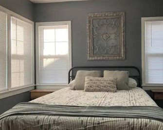 The Parson's Cottage - Charming, Cozy, Adorable! - Sulphur - Slaapkamer
