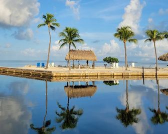 Bayside Condo with Beach, Pool, Marina & Dockage, Pickle ball and Tennis - Islamorada - Pool