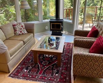 Delightful Country Cottage with Ocean Outlook - Pender Island - Living room
