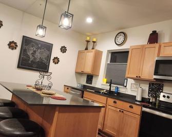 The Carnelian Condo- Centrally Located 2 Bedroom Condo in Ponderay - Ponderay - Kitchen