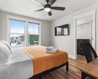 Crash With Class In This Townhome - Billings - Bedroom