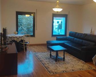 Renting 2 bedrooms in the West - A dos Cunhados - Sala de estar