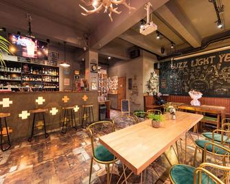 Buzz Lightyear Youth Hostel - Dalian - Bar