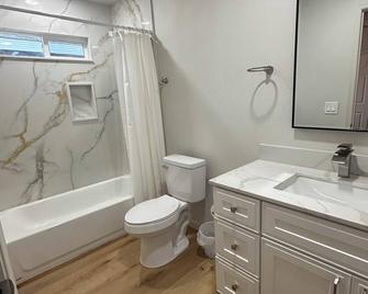 Charming 1-bedroom room in lovely Modesto with AC, WiFi with private entrance - Modesto