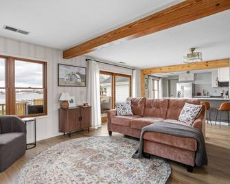Lakefront Luxury on Lake Manitou - Modern Comforts & Stunning Views - Rochester - Sala de estar