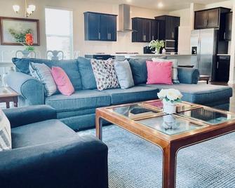 Newly constructed 6 bedroom home - Frederick - Living room