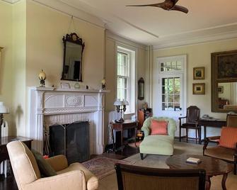 Chateau at Grey Towers,1.5 hours from NYC, Pool, sleeps 8-10, Milford, Pa - Milford - Wohnzimmer
