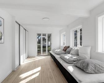 6 Bedroom Cozy Home In Rønne - Rønne - Living room