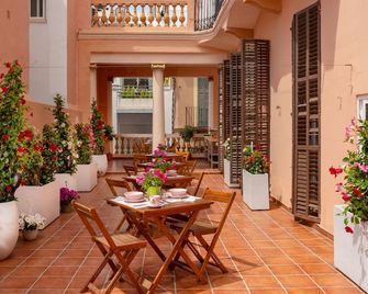 Antonios Hostal - Sitges - Patio
