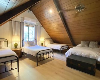 Charming Cabin with Wraparound Deck and Cozy Living Space - Inviting Retreat - Heber-Overgaard - Habitación