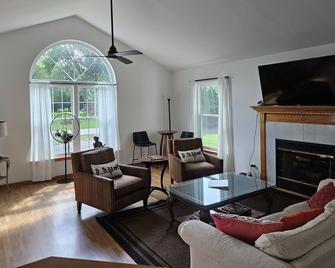 Country White House - Lemont - Living room