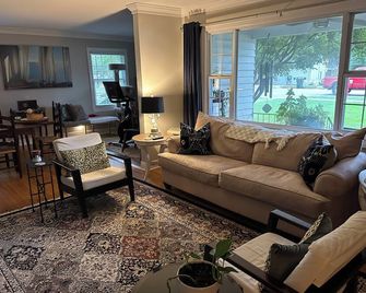 Cozy Private Efficiency Located Near Downtown Raleigh, Pnc Arena, Ncsu, Rtp, Rdu - راليغ - غرفة معيشة