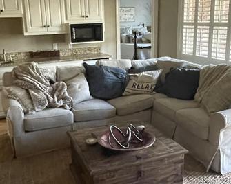 Private Floor with plenty of amenities - Benton - Living room
