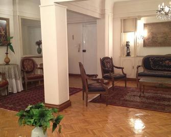 Flat in family building & an upscale neighbourhood with AC in all rooms - Giza - Living room