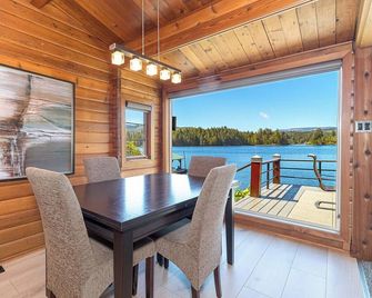 Lakefront Log Cabin with a Modern Flare - Shawnigan Lake - Їдальня