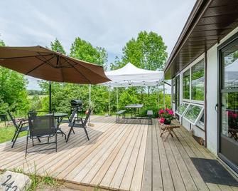 Secluded 3 bedroom bungalow on the Saugeen River with 85-acres. - Walkerton - Патіо