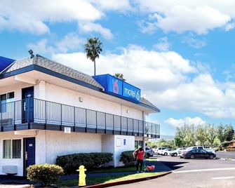Motel 6 Pleasanton - Pleasanton - Building