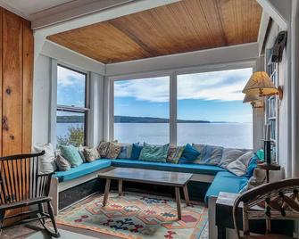 Classic Maine Waterfront Cottage with Private Beach and 4 Bedrooms - Blue Hill - Sala de estar