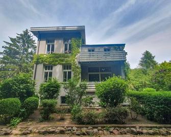 Deutsche Ostseevilla - Große Villa Mit Sauna, Spielplatz, Pkw-Stellplätze, Großer Garten - Rostock - Bâtiment