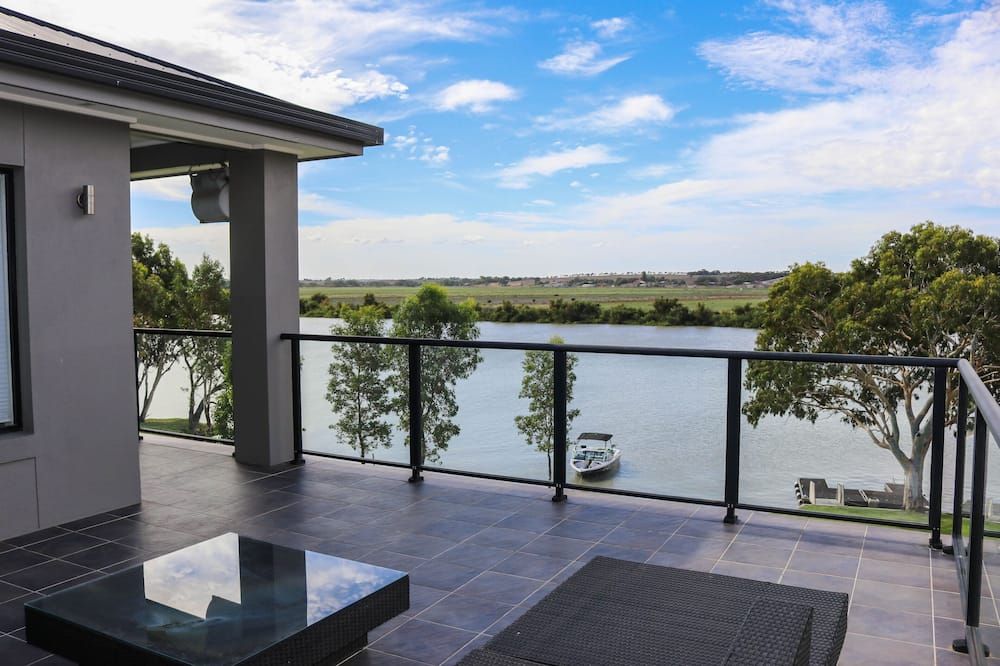 Superb house with direct river access. 10 Guests Shared private pontoon - Murray Bridge - Balkon