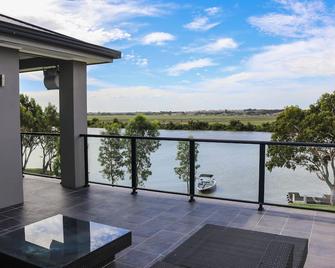 Superb house with direct river access. 10 Guests Shared private pontoon - Murray Bridge - Balcone