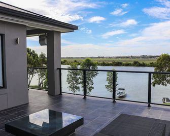 Superb house with direct river access. 10 Guests Shared private pontoon - Murray Bridge - Balkon
