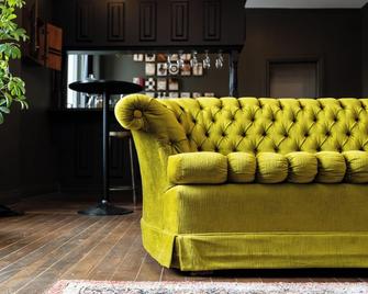 No. 5 East - Winnipeg - Lounge