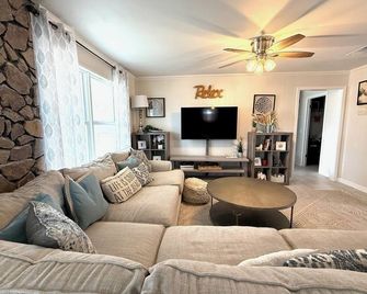 Spacious 5-bedroom house with private pool - Lynn Haven - Sala de estar