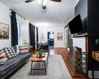 Spacious 4BR Retreat in the Heart of Lafayette - Lafayette - Living room