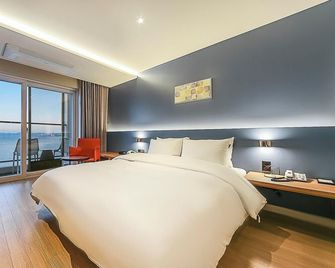 Brown Dot Yeongildae Beach in Pohang - Pohang