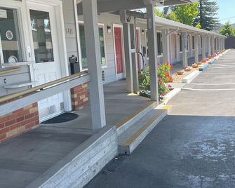 Lark Motel - Willits - Außenansicht
