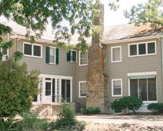 Main Residence: 5 beds, 5 baths, sleeping porches, & full kitchen. - Medford - Gebäude