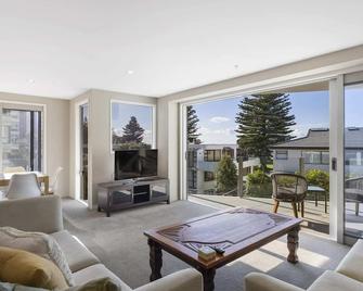 Sun filled & Spacious with Ocean Views & beach - Mount Maunganui - Soggiorno