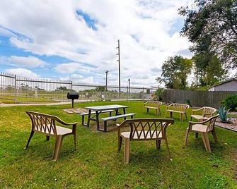 Motel 6 Livingston Tx - Livingston - Patio