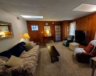 Crescent Beach Cottage - Vacation or Academic Rental - Niantic - Living room