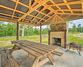 Updated Studio Cabin in Ozark w/ Yard & Mtn View - Ozark - Patio