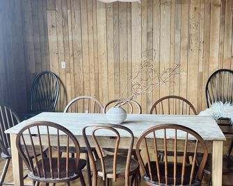 Cozy Cabin on 84 acres with creek and spring fed pond - Seven Springs - Dining room