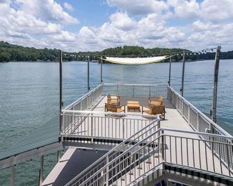 Lake Lanier Lodge - Dock Views & Fire Pit - Cumming - Balkón