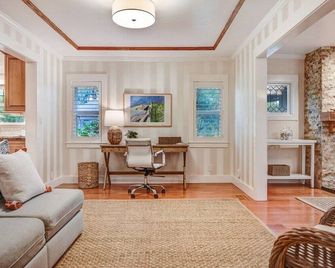 Downtown Healdsburg Wine Country Retreat - Healdsburg - Living room