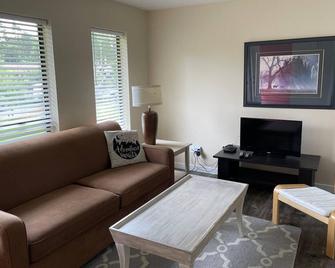 Cedar Grove Motel and Cabins - Qualicum Beach - Living room
