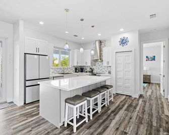 Luna Light ~ Waterfront ~ Pool ~ Dock ~ Views - Marathon - Cocina