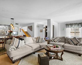 Harbor Breezes - Walk to Beach! Walk to Restaurants! Attached Garage! Fireplace! - Dana Point - Living room