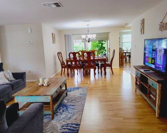 Comfortable, Sunny, Quiet Neighborhood - Port Richey - Dining room